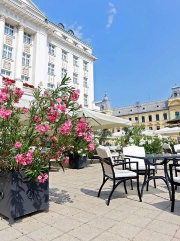Elegante Außenterrasse des Hotels mit blühenden Pflanzen und Sitzgelegenheiten