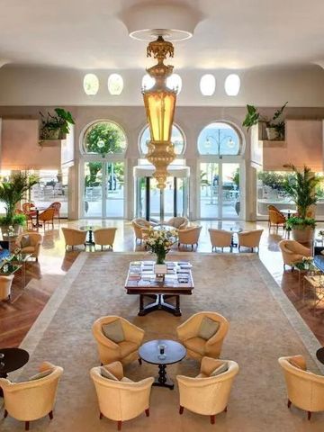 Luxuriöse Lobby des Hotel Excelsior Venice mit stilvollen Sitzgelegenheiten und Pflanzen.