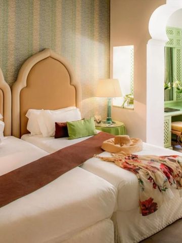 Elegant eingerichtetes Zimmer mit zwei Betten und dezenten Farbakzenten im Hotel Excelsior Venice.