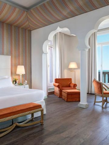 Zimmer im orientalischen Stil mit Balkon und Meerblick im Hotel Excelsior Venice.