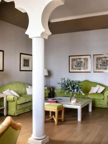 Einladender Wohnbereich mit grünen Sofas und künstlerischem Ambiente