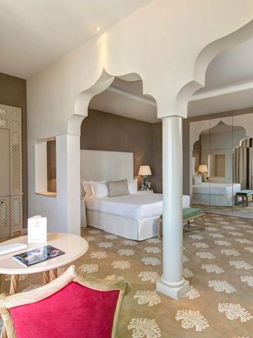 Großzügiges Schlafzimmer mit edler Einrichtung und stilvollen Akzenten