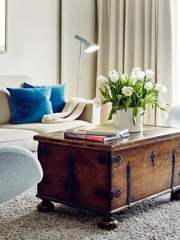 Luxuriöses Wohnzimmer mit stilvollen Möbeln und Dekorationen