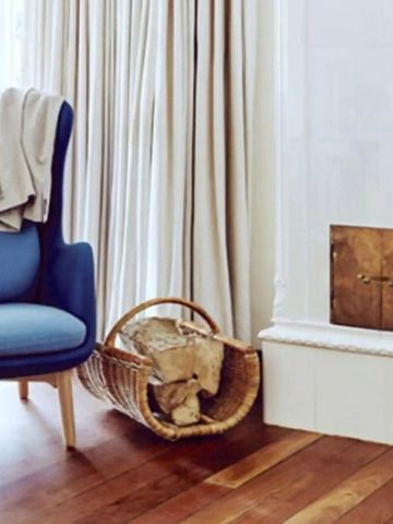 Gemütlicher Lounge-Bereich mit Sessel und Kamin