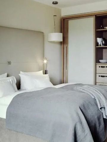 Helles Schlafzimmer mit modernem Design und komfortablem Bett