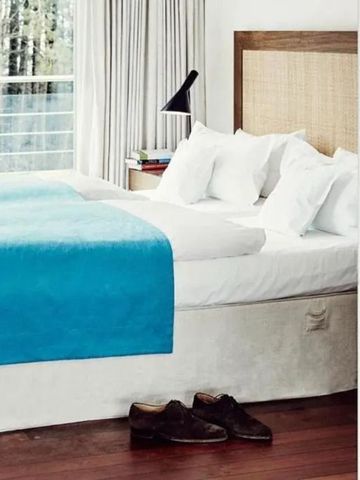 Elegantes Hotelzimmer mit modernem Interieur und großem Bett