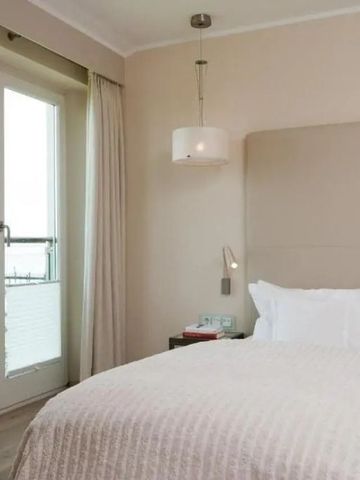 Komfortables Schlafzimmer mit Balkonzugang und natürlichem Licht