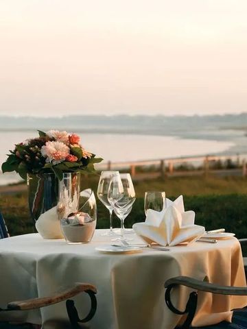 Gedeckter Tisch auf der Terrasse mit Meeresblick
