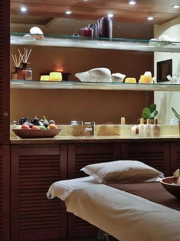 Massagebereich mit entspannter Atmosphäre und Kerzenlicht.