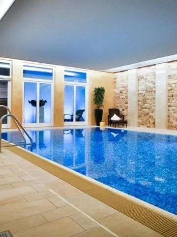 Großer Innenpool mit stilvoller Beleuchtung und moderner Einrichtung.