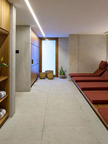 Liegebereich im Spa des Hotels mit bequemen Liegen und Pflanzen