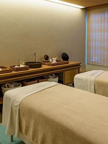 Behandlungsraum im Spa mit zwei Massageliegen und sanfter Beleuchtung