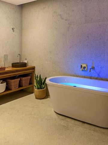 Luxuriöses Badezimmer mit freistehender Badewanne und sanfter Beleuchtung