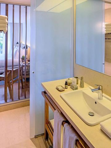 Modernes Badezimmerdesign mit großen Spiegeln und Waschtisch