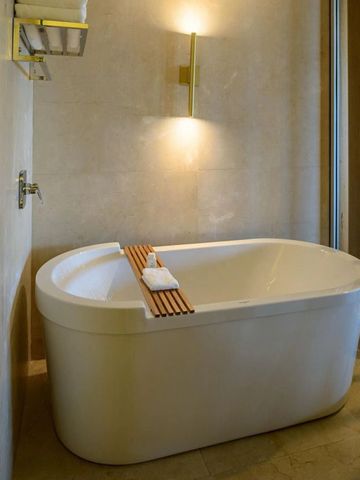 Luxuriöses Badezimmer mit moderner freistehender Badewanne