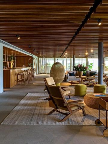 Moderne Hotel-Lounge mit stilvoller Holzausstattung