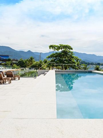 Infinity-Pool mit Blick auf den Ozean und die Berge im Hintergrund