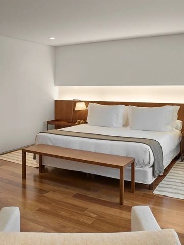 Modernes Hotelzimmer mit elegantem Beleuchtungskonzept