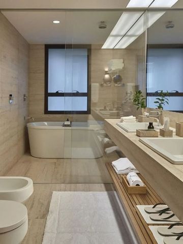 Badezimmer mit Badewanne, Dusche und Doppelwaschbecken in edlem Design.