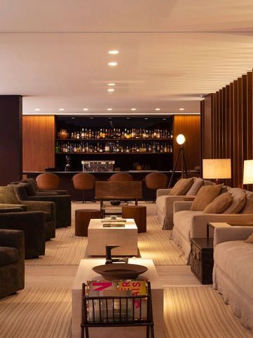 Gemütliche Lounge mit bequemen Sitzmöbeln und dezenter Beleuchtung