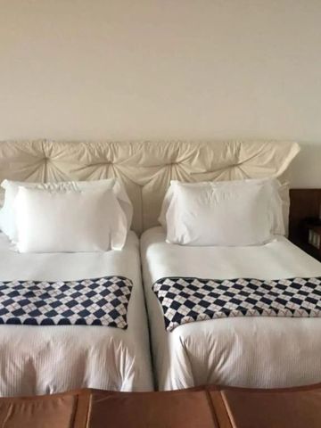 Doppelzimmer mit eleganten Betten und minimalistischer Einrichtung im Hotel Fasano Boa Vista