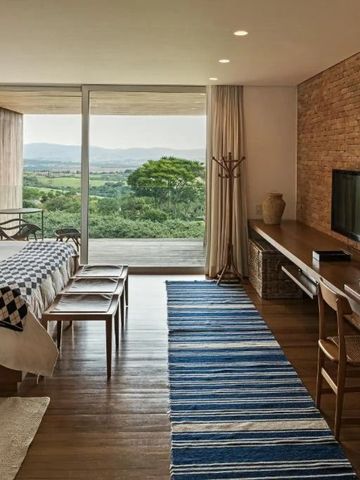 Helles Hotelzimmer mit Panoramafenster und eindrucksvollem Ausblick im Hotel Fasano Boa Vista