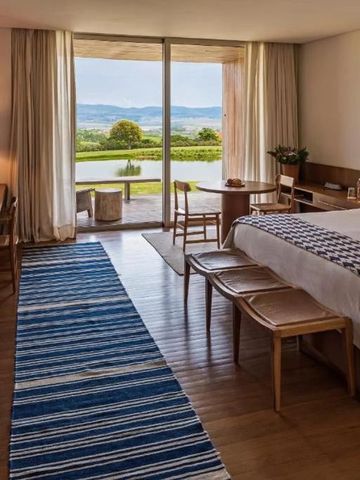 Luxuriöses Hotelzimmer mit Blick auf den Garten und stilvolle Inneneinrichtung im Hotel Fasano Boa Vista