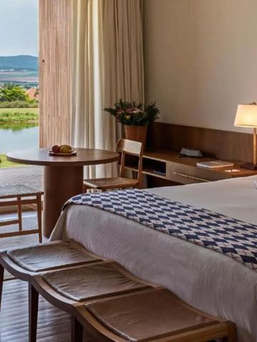 Gehobenes Hotelzimmer mit Seeblick und Balkon