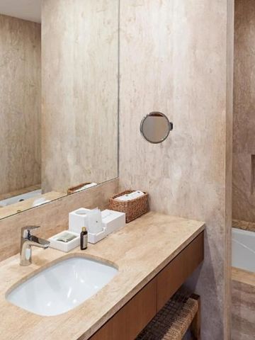 Elegantes Badezimmer mit Marmorelementen