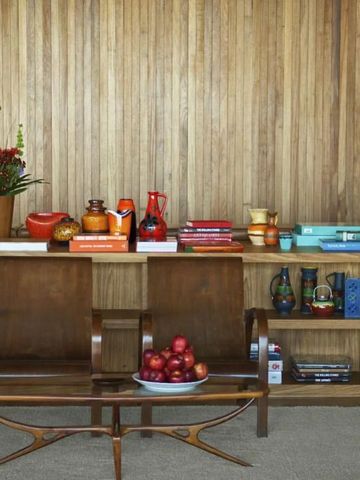 Eleganter Leseraum mit Holzmöbeln und dekorativen Elementen