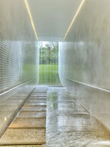 Moderner Spa-Bereich mit Wasserfall und natürlichem Licht