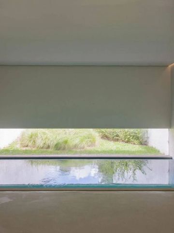Innenpool mit Aussicht auf Natur durch ein großes Fenster