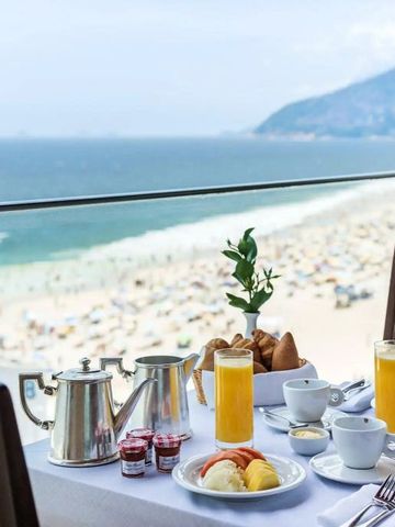 Frühstückstisch mit Meerblick auf Copacabana