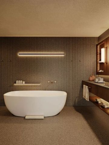 Ähnliches modernes Badezimmerdesign mit stilvollen Armaturen und freistehender Badewanne