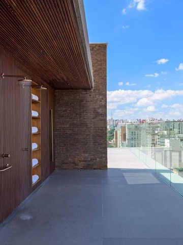 Dachterrasse mit atemberaubendem Blick auf die Skyline von Sao Paulo