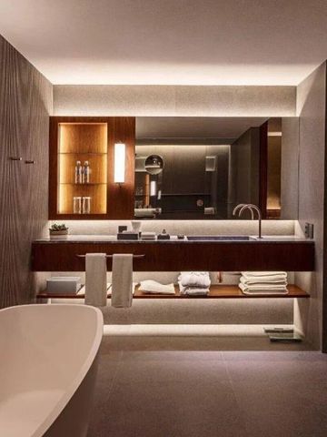 Luxuriöses Badezimmer mit freistehender Badewanne und Ambientelicht