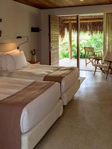 Zweibettzimmer mit Blick auf eine grüne Terrasse