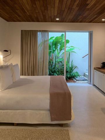 Geräumiges Zimmer mit Doppelbett und modernen Annehmlichkeiten