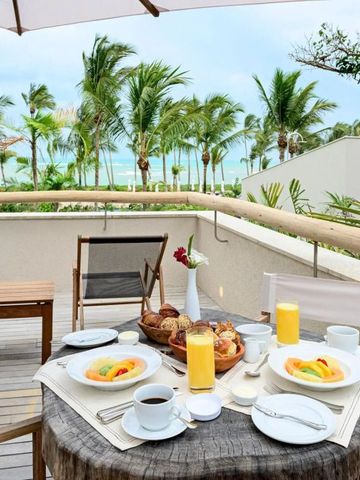 Frühstück auf Balkon mit Meerblick und Palmen