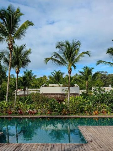 Infinity Pool mit Palmen und üppigem Grün