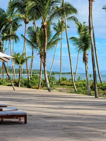 Weitläufige Terrasse mit Liegestühlen und Meerblick im Hotel Fasano Trancoso