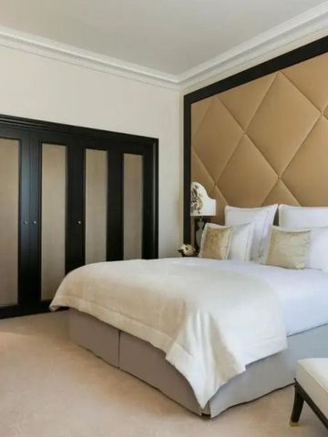 Geschmackvoll eingerichtetes Schlafzimmer mit heller Einrichtung und Sitzgelegenheit