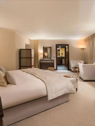 Luxuriöses Hotelzimmer mit Kingsize-Bett, eleganter Dekoration und Sitzbereich