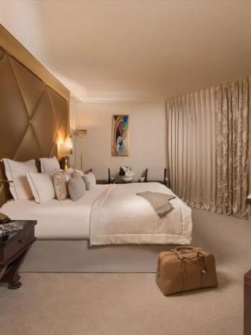 Kuscheliges Hotelzimmer mit luxuriöser Dekoration, Kunstwerken und Koffer