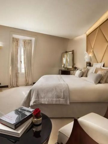 Stilvolles, modern eingerichtetes Hotelzimmer mit Kunstwerken und bequemen Sitzgelegenheiten