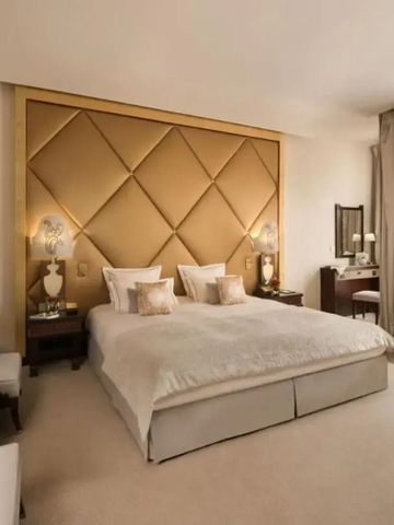 Luxuriöses Hotelzimmer mit Kingsize-Bett und elegantem Dekor bei Hôtel Barrière Fouquet's Paris