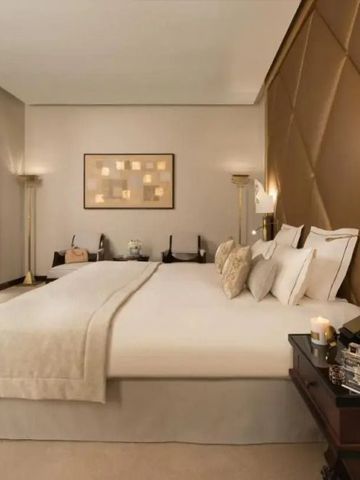 Stilvolles Hotelzimmer mit gemütlichem Bett und raffinierter Beleuchtung in Paris