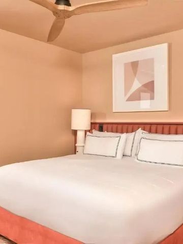 Gemütliches Hotelzimmer mit Doppelbett und moderner Dekoration