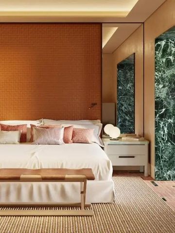 Luxuriöses Hotelzimmer mit modernem Dekor und Marmordetails