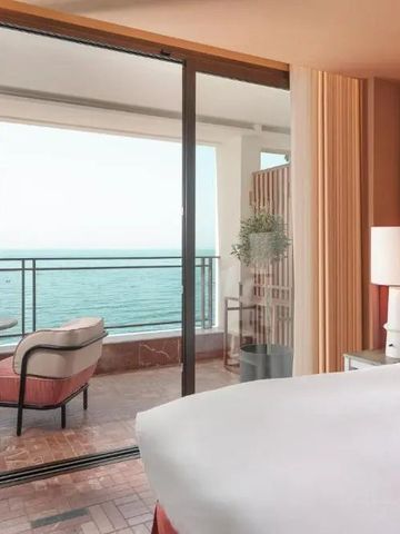 Hotelzimmer mit Balkon und atemberaubendem Blick auf das Meer